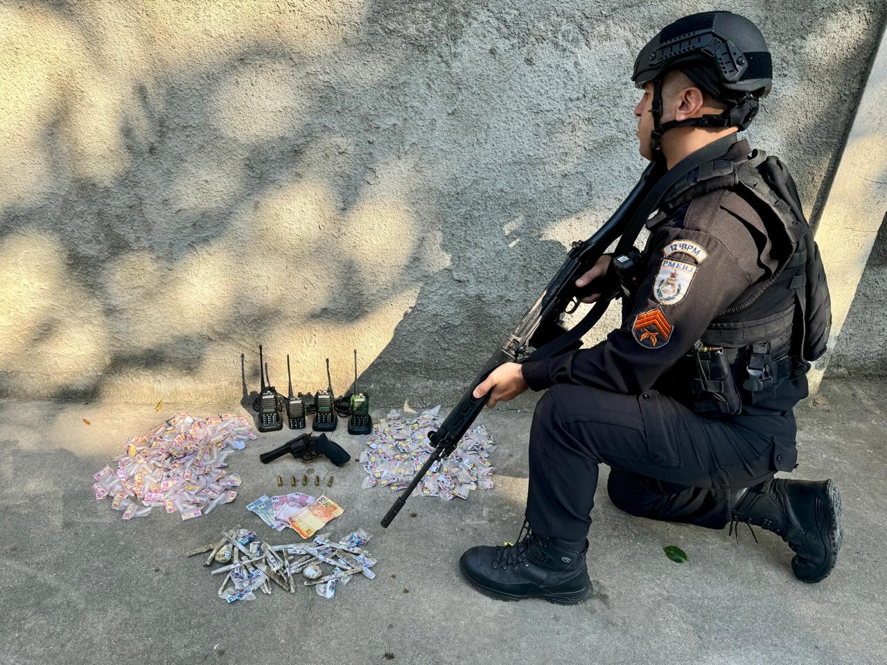 12º BPM prende traficante e apreende drogas em Itaipu